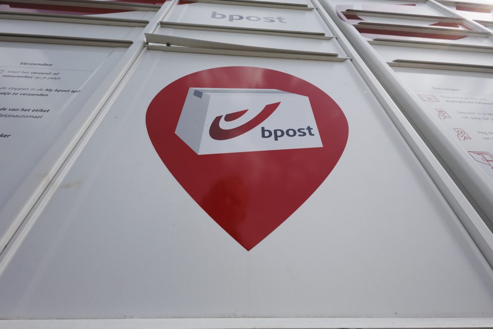 Logo von Bpost auf einem Paketverteiler