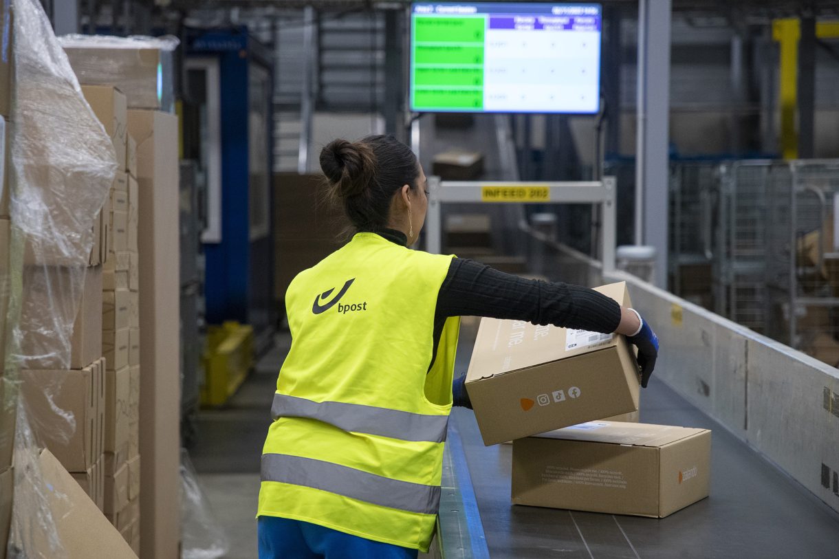 Bpost-Mitarbeiter im Sortierzentrum in Antwerpen