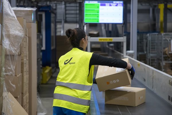 Bpost-Mitarbeiter im Sortierzentrum in Antwerpen
