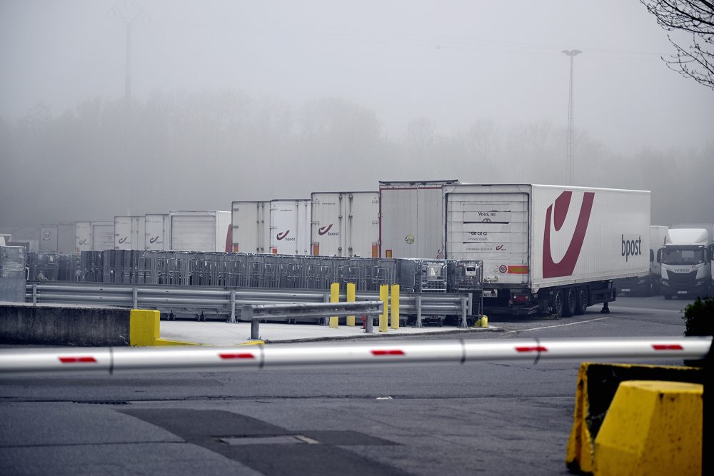 Parkplatz vor dem Bpost-Sortierzentrum Awans bei Lüttich