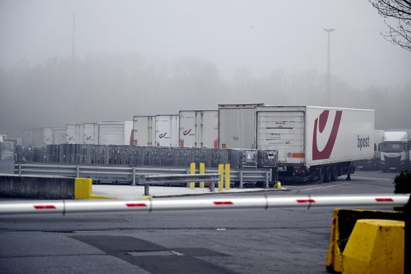 Parkplatz vor dem Bpost-Sortierzentrum Awans bei Lüttich