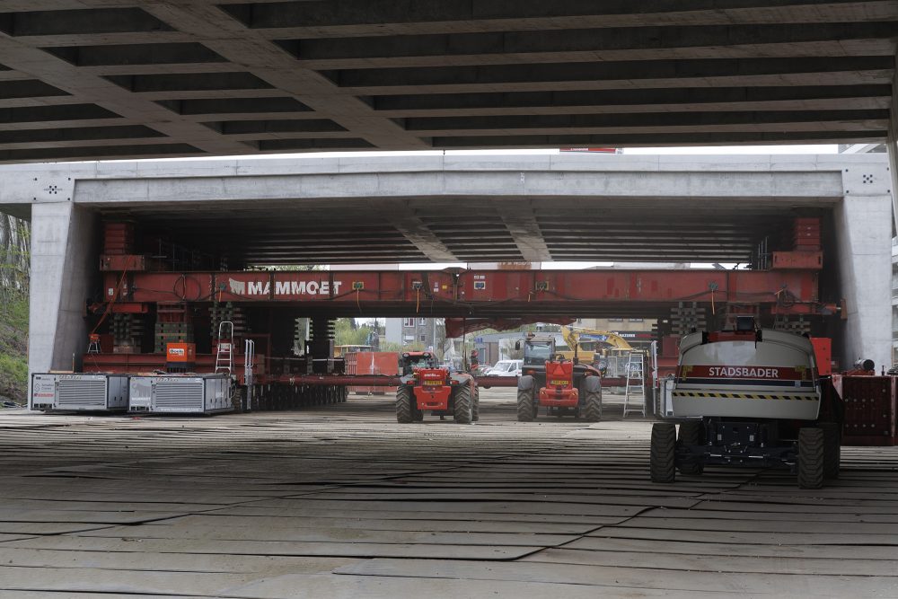 Die neuen Brückenelemente werden angeliefert