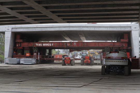 Die neuen Brückenelemente werden angeliefert