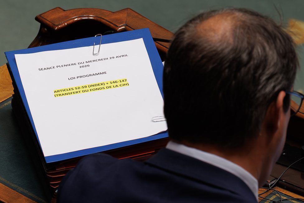 Vizepremierminister und Minister für Wirtschaft und Arbeit David Clarinval in der Kammer, neben ihm liegt eine Dokumenten-Mappe mit der Aufschrift "Plenarsitzung vom 29. April, Programmgesetz"