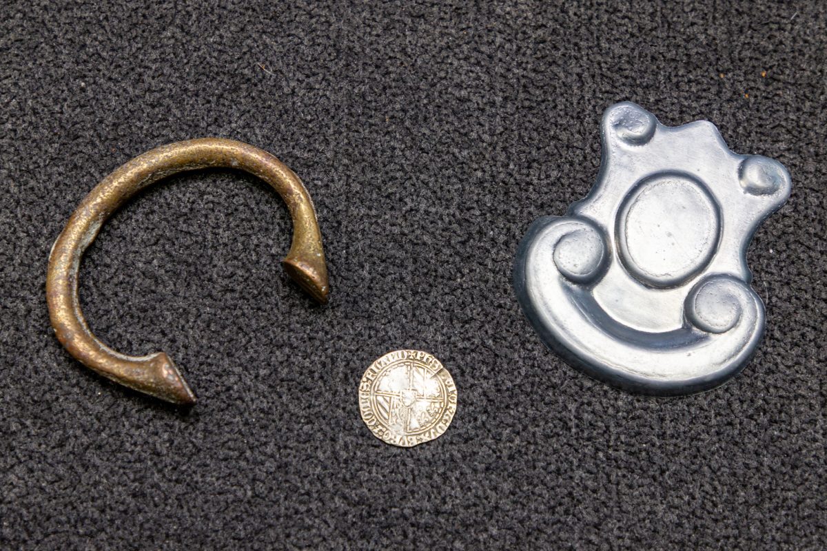 Die Manille, die Münze von Philipp dem Guten und ein Objekt aus reinem Zink