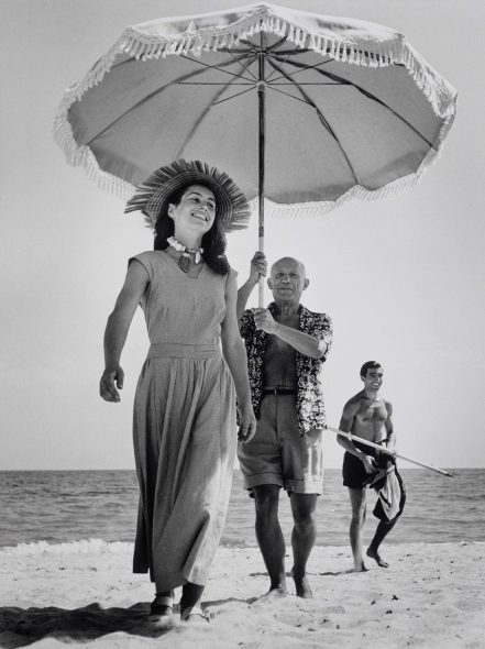 August 1948: Pablo Picasso mit Françoise Gilot und seinem Neffen Javier Vilato am Strand