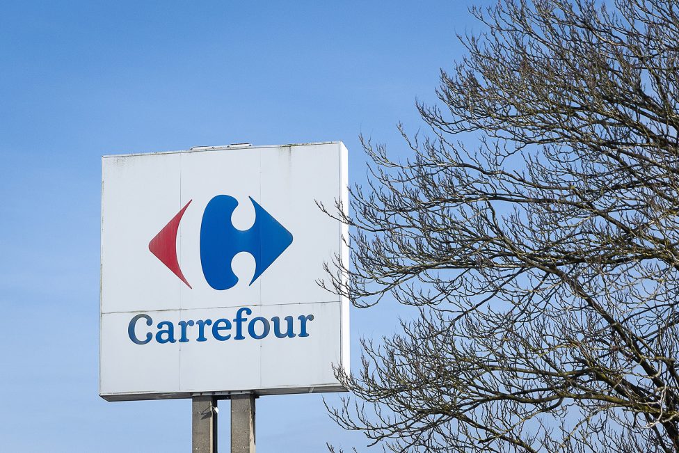 Schild mit Carrefour-Logo