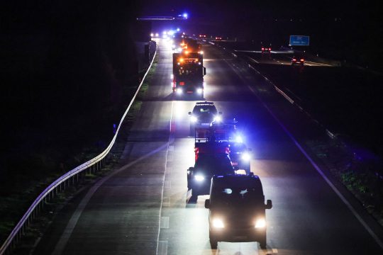 Ein nächtlicher Castor-Transport auf der Autobahn A44 in der Nähe von Jülich