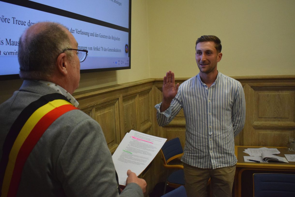 Chris Maus wurde von Bürgermeister Alain Stellmann als neuer Schöffe vereidigt (Bild: Stephan Pesch/BRF)