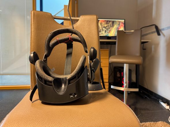 Virtual-Reality-Helm auf einem Stuhl
