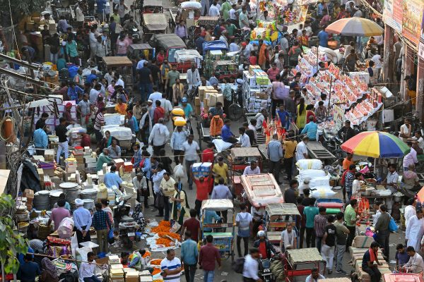 Menschen auf einem Markt in Neu Delhi