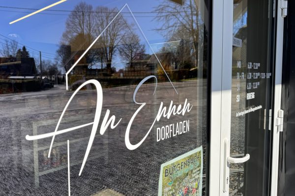 Logo auf der Scheibe des Dorfladens "An Ennen" in Elsenborn