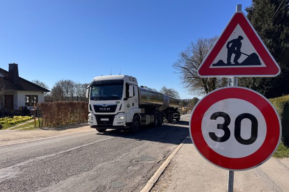 Bauarbeiten- und 30er-Schild an der Trierer Straße in Elsenborn