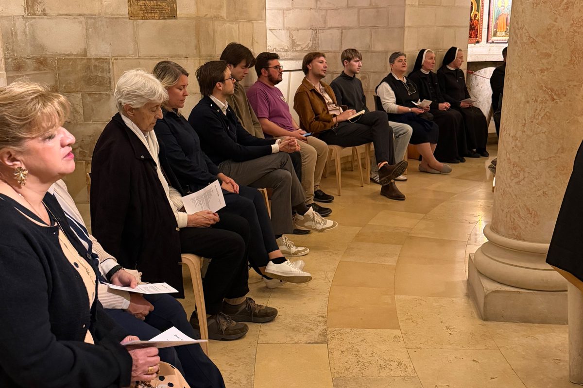 Gottesdienstbesucher sitzen in der Abtei Dormitio in Jerusalem