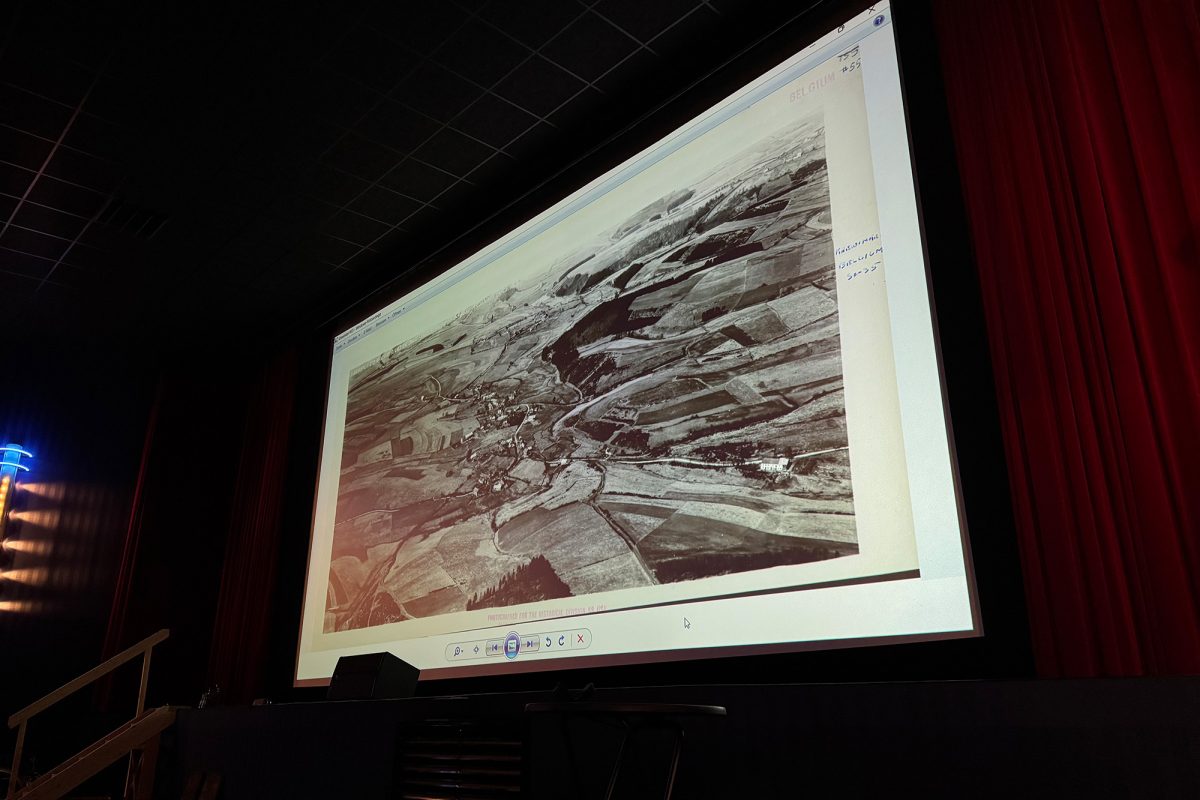 Bild auf der Leinwand des Kinos Scala zeigt die Eifel von oben in der Nachkriegszeit