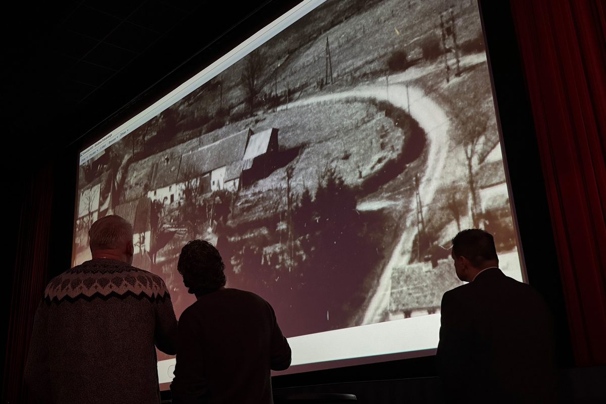 Bild auf der Leinwand des Kinos Scala zeigt die Eifel von oben in der Nachkriegszeit