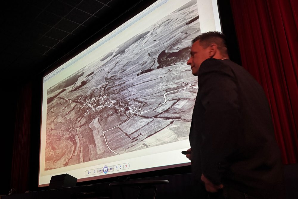 Bild auf der Leinwand des Kinos Scala zeigt die Eifel von oben in der Nachkriegszeit