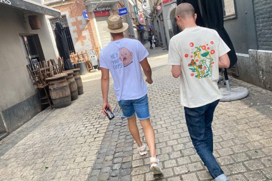 Zwei junge Männer auf der Escape-Bier-Tour durch Lüttich