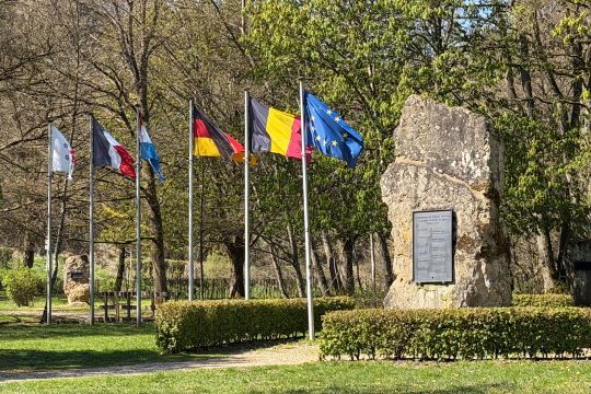 Das Europadenkmal in Ouren-Lieler mit den Flaggen der Länder