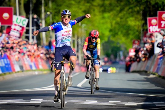 Remco Evenepoel überquert in Valkenburg als Erster die Ziellinie und jubelt