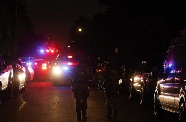 FBI-Team vor dem Haus des mutmaßlichen Schützen des Presse-Dinners im kalifornischen Torrance