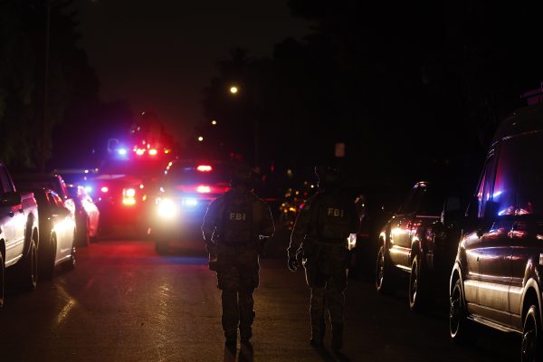 FBI-Team vor dem Haus des mutmaßlichen Schützen des Presse-Dinners im kalifornischen Torrance