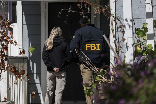 FBI-Beamte befragen die Nachbarn des Tatverdächtigen in Torrance bei Los Angeles