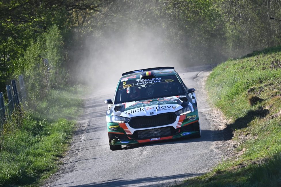 Der Skoda von Adrian Fernémont mit einer Staubfahne