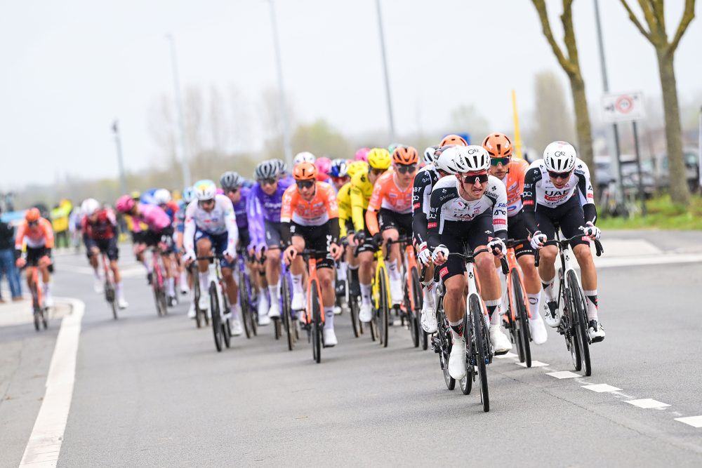 Das Peloton wird von den Mannschaftskollegen von Weltmeister Tadej Pogacar angeführt