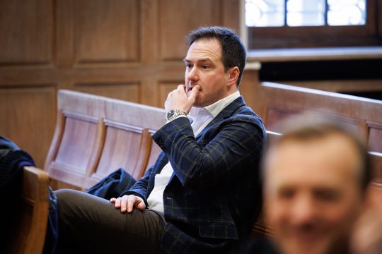 Der ehemalige Bürgermeister von Staden, Francesco Vanderjeugd, hebt die Hand zum Mund während der Urteilsverkündung vor dem Strafgericht in Kortrijk