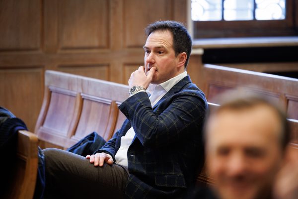 Der ehemalige Bürgermeister von Staden, Francesco Vanderjeugd, hebt die Hand zum Mund während der Urteilsverkündung vor dem Strafgericht in Kortrijk