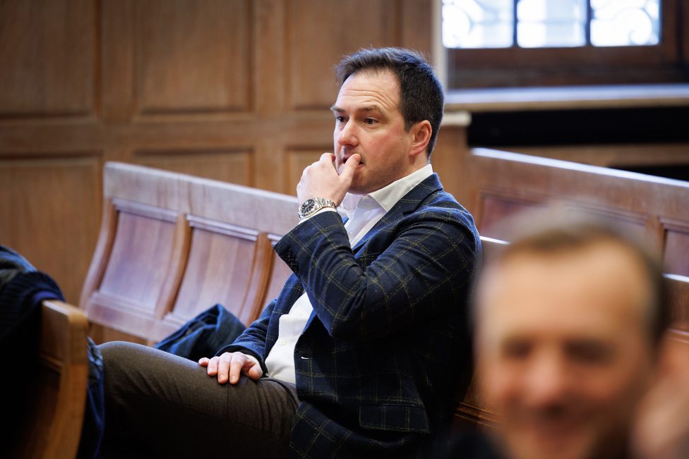 Der ehemalige Bürgermeister von Staden, Francesco Vanderjeugd, hebt die Hand zum Mund während der Urteilsverkündung vor dem Strafgericht in Kortrijk