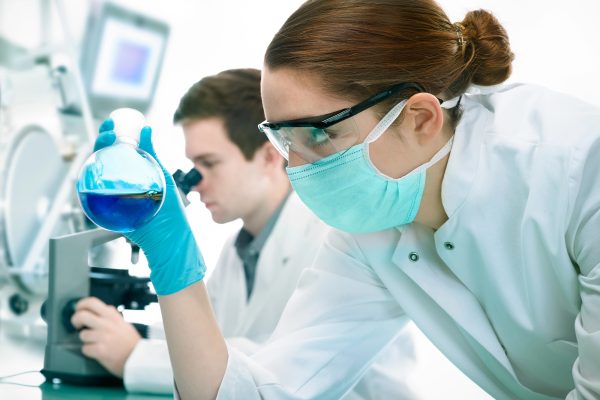 Frau arbeitet in Labor