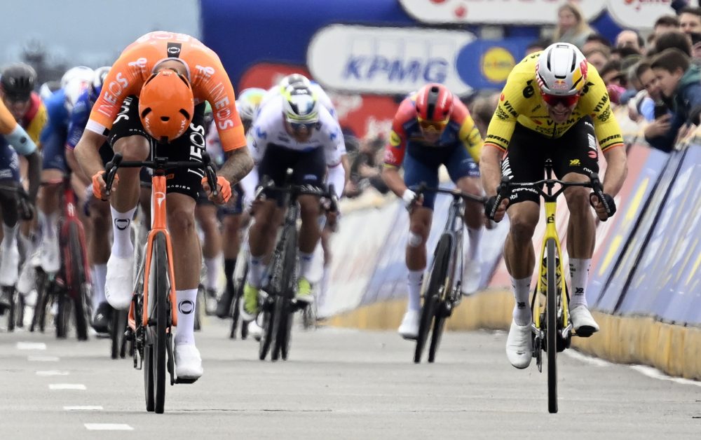 Filippo Ganna schlägt Wout van Aert