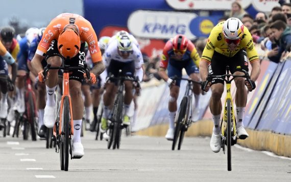 Filippo Ganna schlägt Wout van Aert