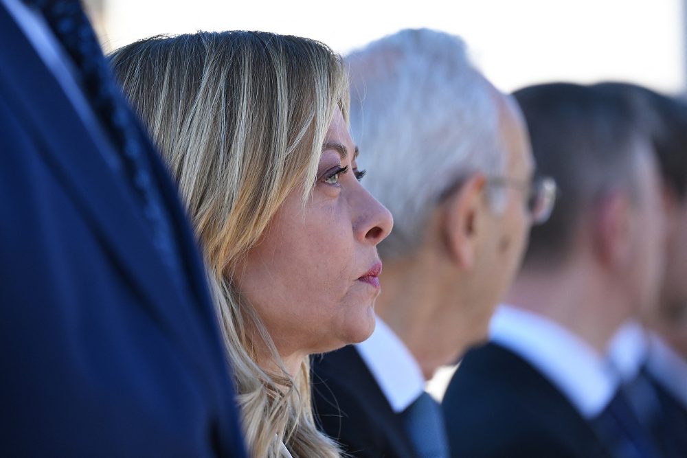 Giorgia Meloni steht in einer Reihe mit mehreren italienischen Ministern bei der Kranzniederlegung zum italienischen Befreiungstag im Zentrum von Rom am 25. April