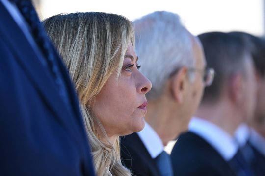 Giorgia Meloni steht in einer Reihe mit mehreren italienischen Ministern bei der Kranzniederlegung zum italienischen Befreiungstag im Zentrum von Rom am 25. April