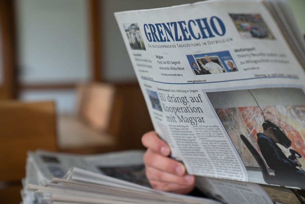Eine Person liest eine GrenzEcho-Zeitung