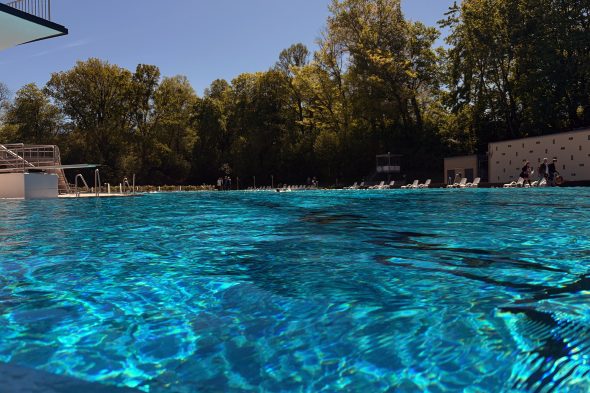 Ab ins Wasser: Hangeweiher startet in die Freibadsaison