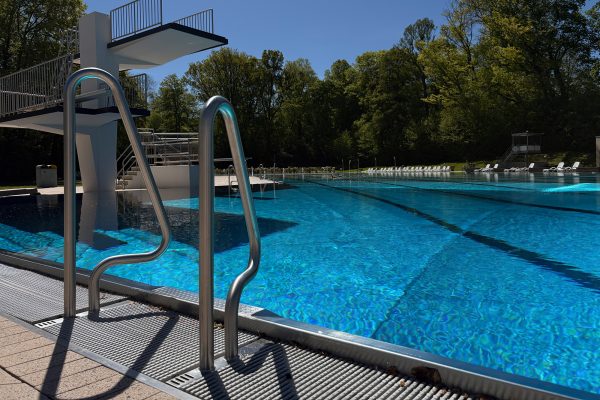 Ab ins Wasser: Hangeweiher startet in die Freibadsaison