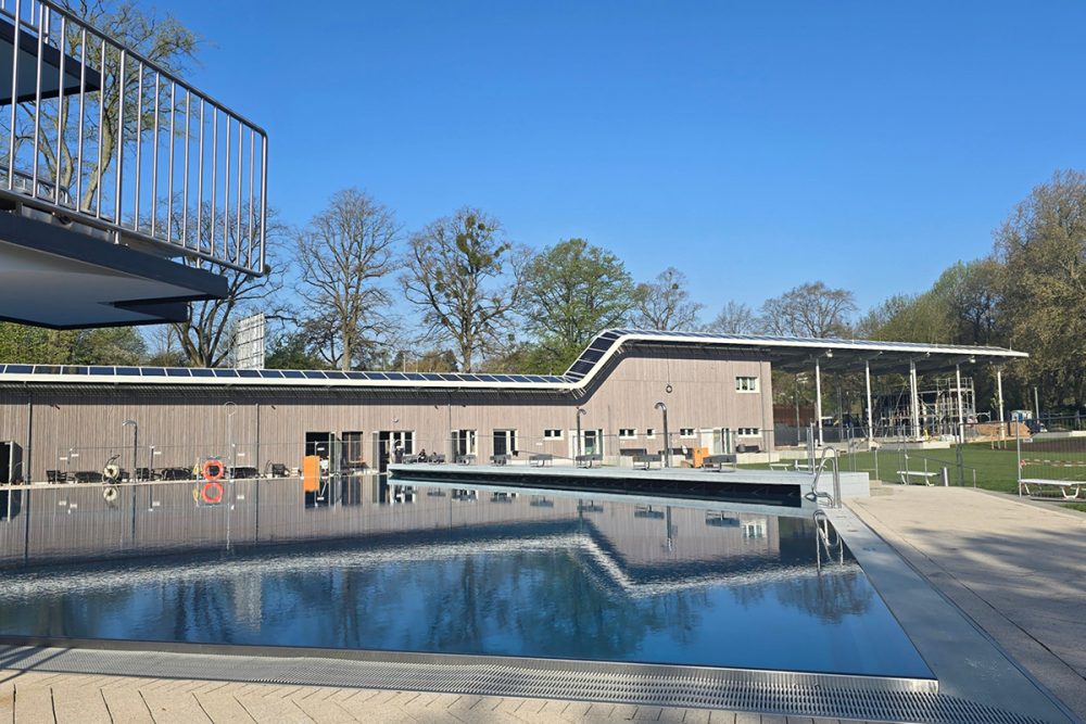 Das neue Gebäude im Freibad Hangeweiher beherbergt unter anderem die modernen Duschen und Umkleideräume