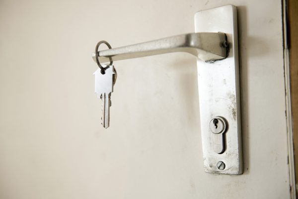 Hausschlüssel hängt an einer Klinke