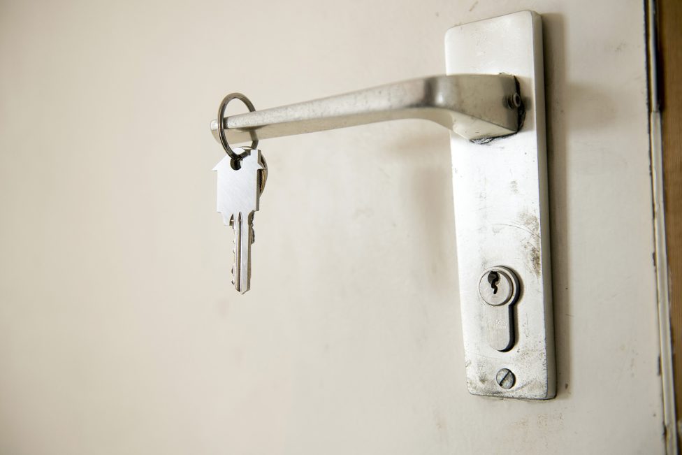 Hausschlüssel hängt an einer Klinke