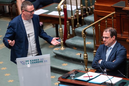 Raoul Hedebouw und David Clarinval am Donnerstag in der Kammer