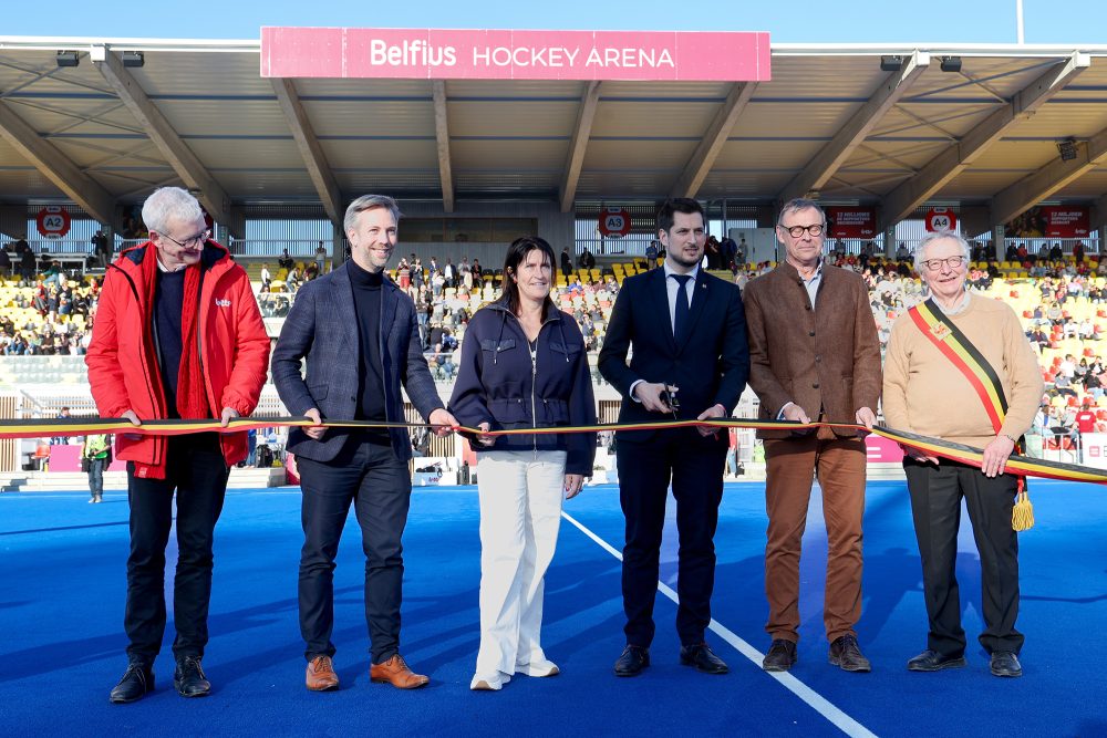 Die wallonische Sportministerin Jacqueline Galant und der wallonische Ministerpräsident Adrien Dolimont und weitere Personen bei der Eröffnung, Dolimont hält eine Schere in der Hand und schneidet ein Band in den belgischen Nationalfarben durch