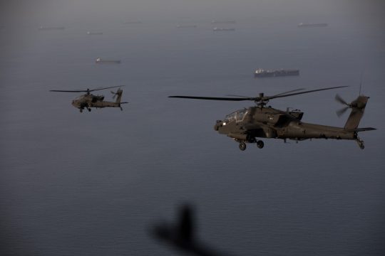 Helikopter der US-Armee über der Straße von Hormus
