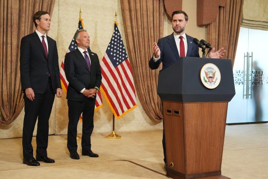JD Vance spricht zur Presse - im HIntergrund stehen Jared Kushner und Steve Witkoff