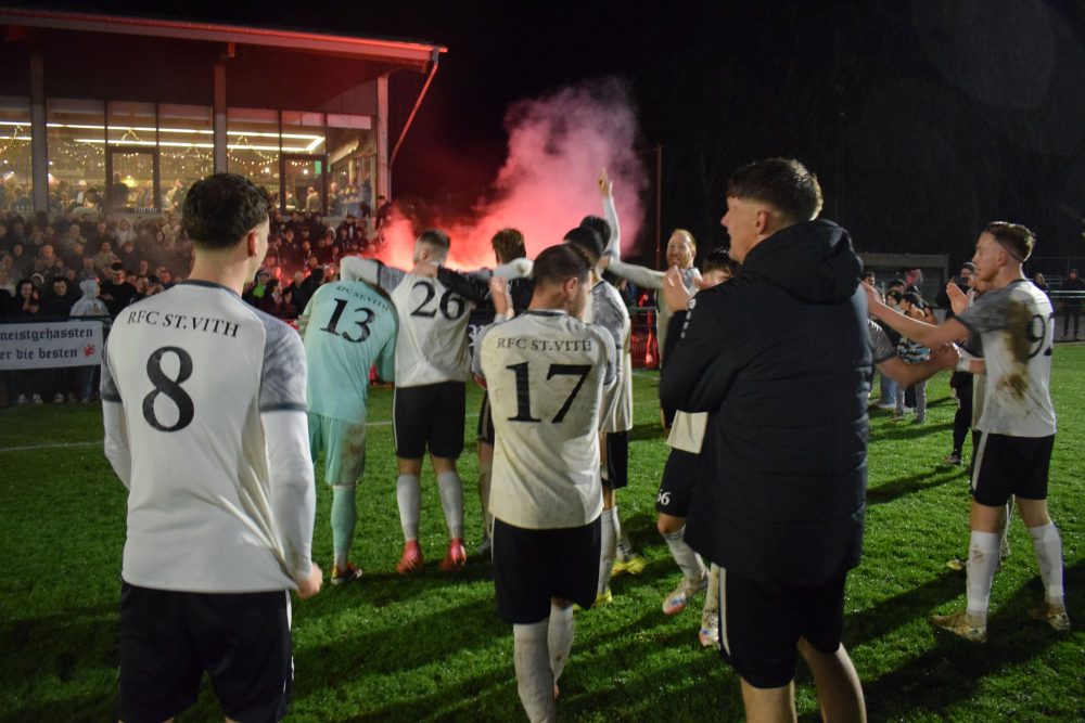Durften mit ihren Fans jubeln: Die Spieler des RFC St. Vith ziehen nach dem 3:1-Sieg an der Spitze mit Weywertz gleich (Bild: Stephan Pesch/BRF)