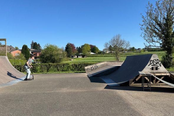 Jugendliche mit Rollern am Skatepark am Jugendzentrum Area 48