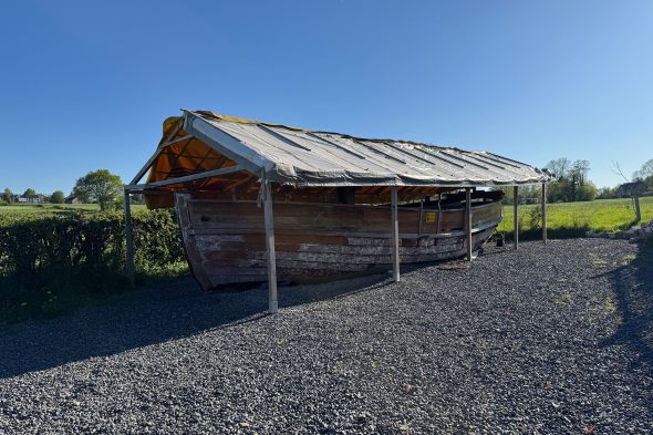 Das alte Schiff unter einem selbstgebauten Dach